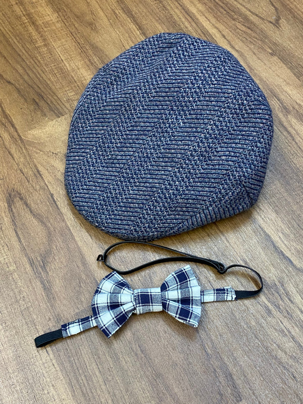 Schiebermütze in Blau-Tweed und passende karierte Handmade-Fliege.