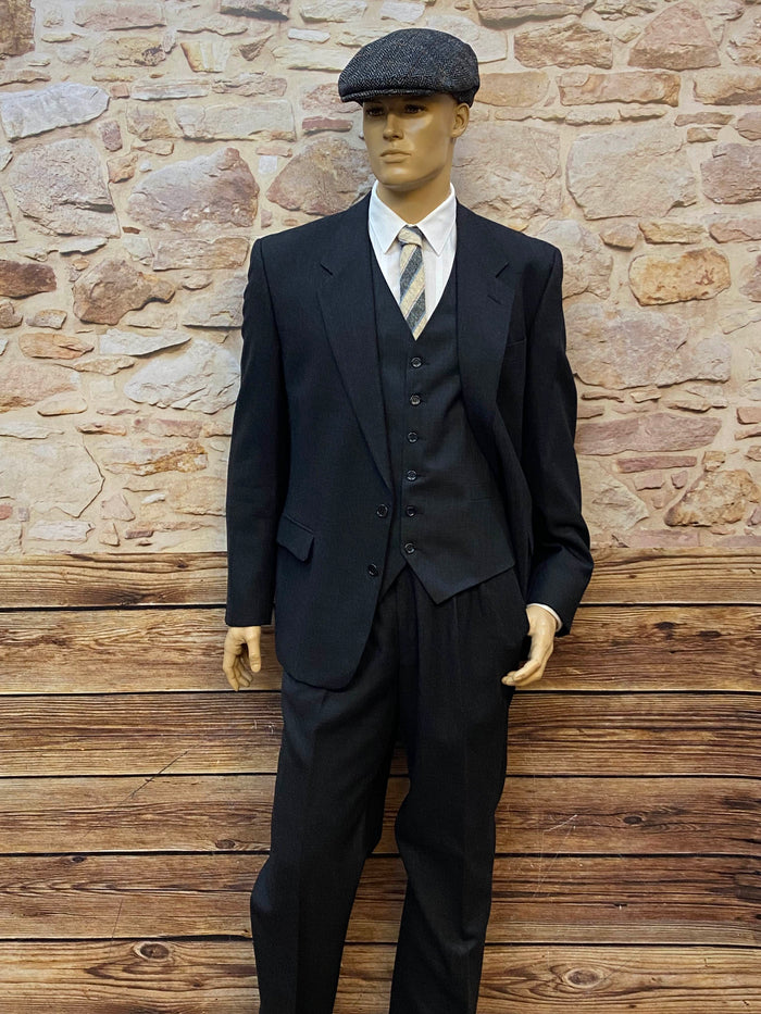 Vintage Peaky-Blinders Herrenset mit anthrazitfarbenem Wollanzug, Weste, Bundfaltenhose, weißem Hemd, Wollkrawatte und Tweed-Schiebermütze