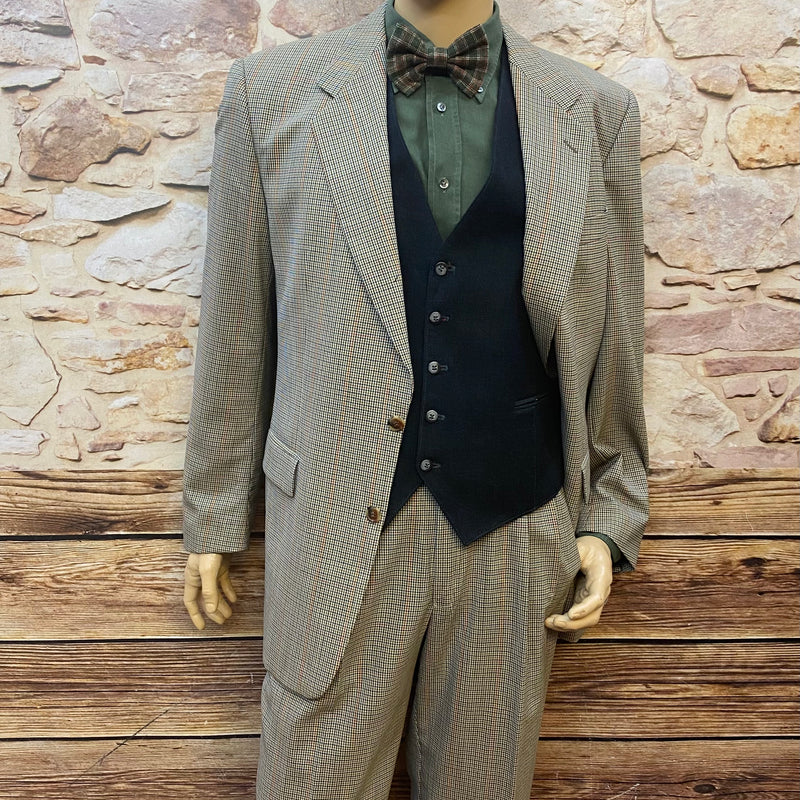 Peaky-Blinders Outfit 7-teilig in Größe 106 mit kariertem Schurwolle-Sakko, grünes Hemd, Weste und Fliege – Vorderansicht