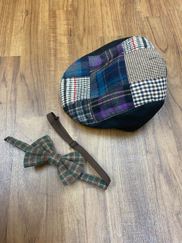 Patchwork-Schiebermütze und karierte Fliege – Accessoires des 1920er-Outfits
