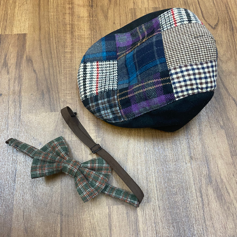 Patchwork-Schiebermütze und karierte Fliege – Accessoires des 1920er-Outfits