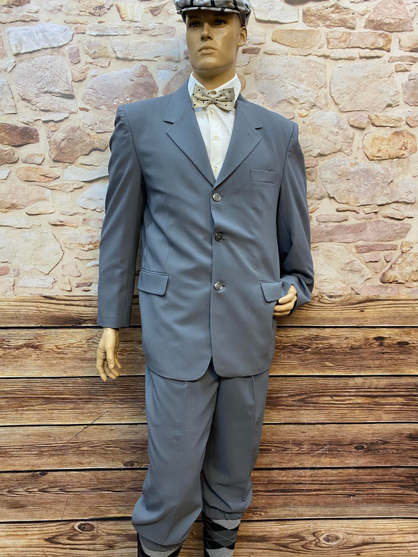 „Komplett-Outfit Peaky Blinders Stil Grau Gr. 52 mit Schiebermütze, Fliege, Hosenträgern und Knickerbockerhose – 20er Jahre Herrenmode“