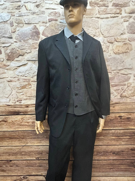 „Peaky Blinders Herren-Outfit in Dunkelgrau mit Weste, Nadelstreifen-Sakko, Hemd und Schiebermütze, Größe 54 – Vintage Stil der 1920er Jahre“
