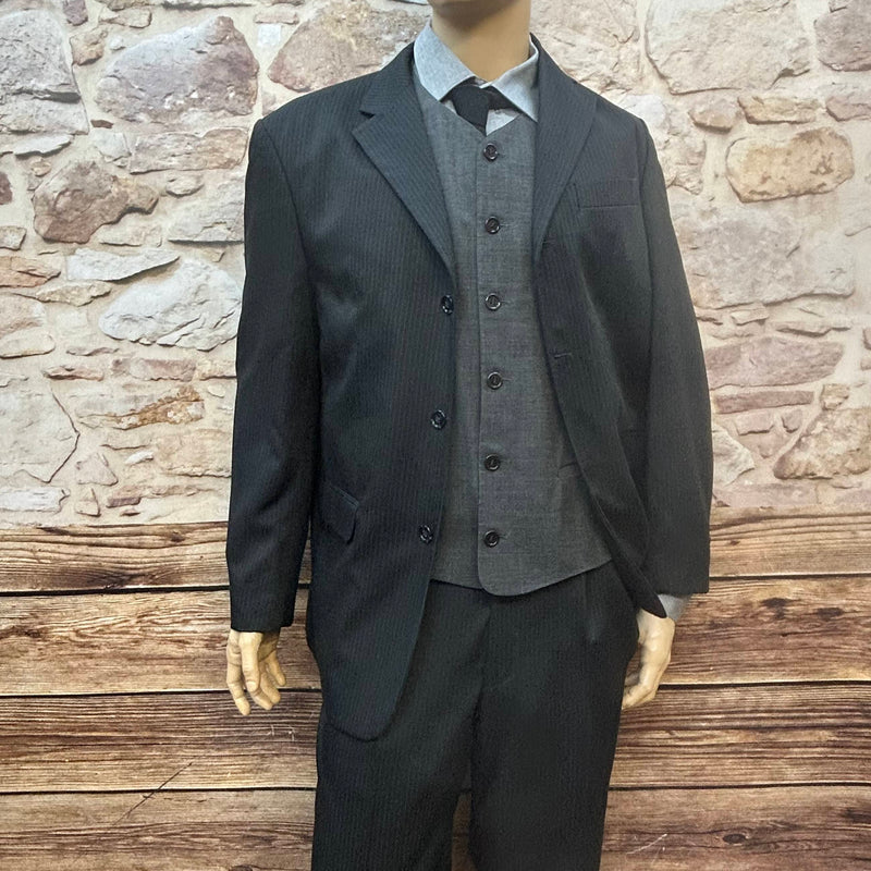 „Peaky Blinders Herren-Outfit in Dunkelgrau mit Weste, Nadelstreifen-Sakko, Hemd und Schiebermütze, Größe 54 – Vintage Stil der 1920er Jahre“
