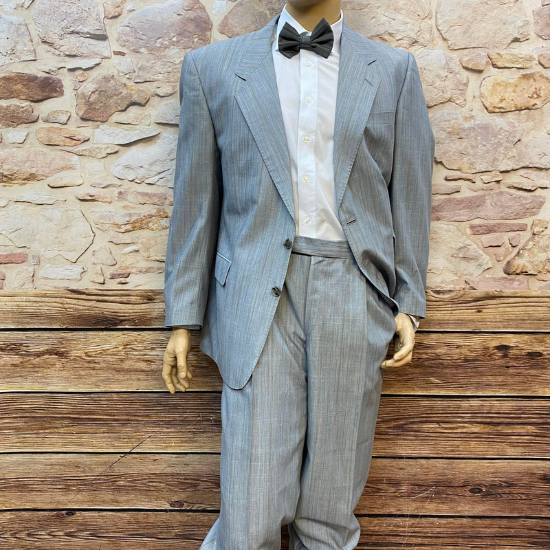 „Komplett-Outfit Peaky Blinders Stil Hellgrau Gr. 54 mit Schiebermütze, Fliege, Hosenträgern und Knickerbockerhose – 20er Jahre Herrenmode“