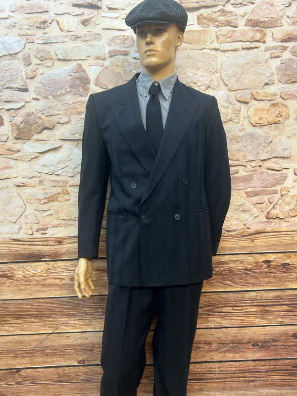 „Peaky Blinders Herren-Outfit Größe 52 mit Schurwollanzug, Hosenträgern, Krawatte und Schiebermütze – eleganter 1920er Jahre Stil“