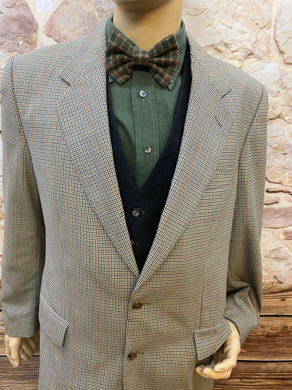 Peaky-Blinders Stil 7-teilig in Größe 106 mit kariertem Schurwolle-Sakko, grünes Hemd, Weste und Fliege – Nahaufname