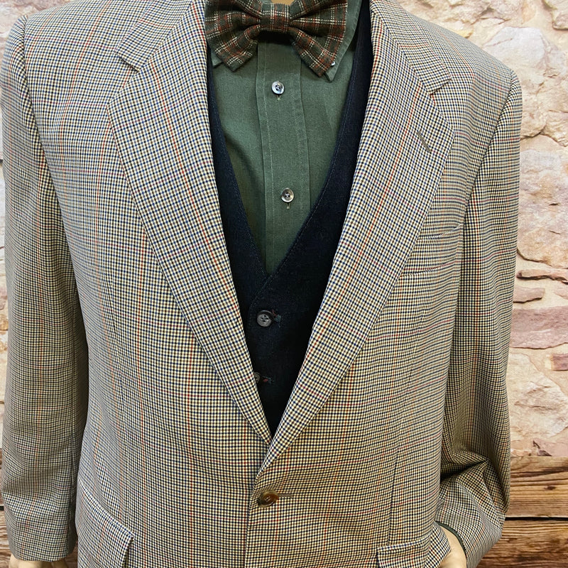 Peaky-Blinders Stil 7-teilig in Größe 106 mit kariertem Schurwolle-Sakko, grünes Hemd, Weste und Fliege – Nahaufname
