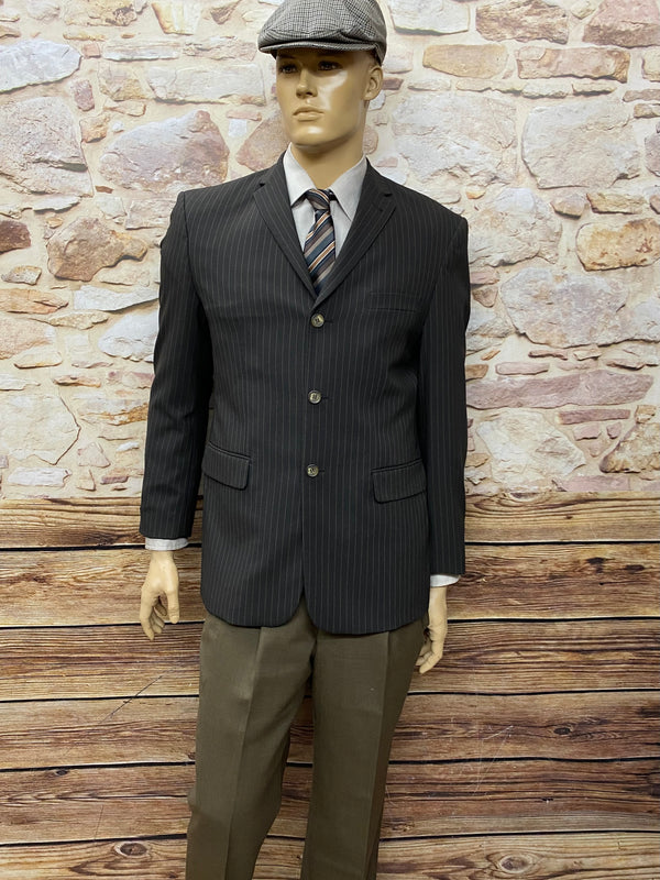 Komplettes 20er Jahre-Kostüm in Gr. 50 mit dunklem Nadelstreifen-Sakko, brauner Hose, Hemd, Krawatte und Schiebermütze.