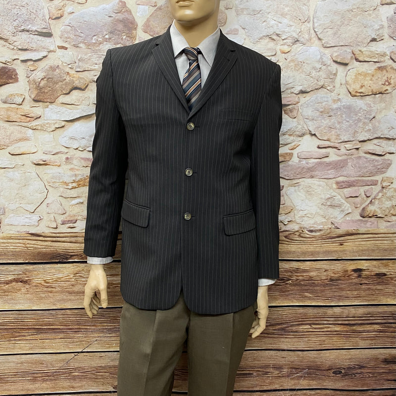 Komplettes 20er Jahre-Kostüm in Gr. 50 mit dunklem Nadelstreifen-Sakko, brauner Hose, Hemd, Krawatte und Schiebermütze.