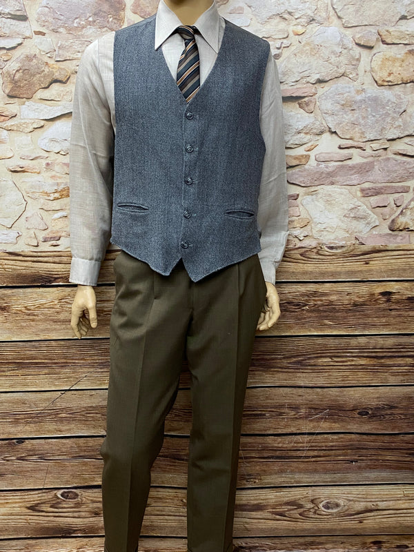 „Weste und braune Bundfaltenhose – Vorderansicht im Vintage-Stil.“