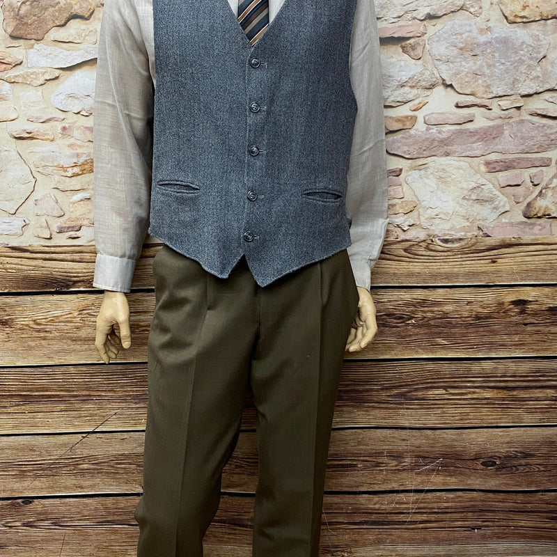 „Weste und braune Bundfaltenhose – Vorderansicht im Vintage-Stil.“