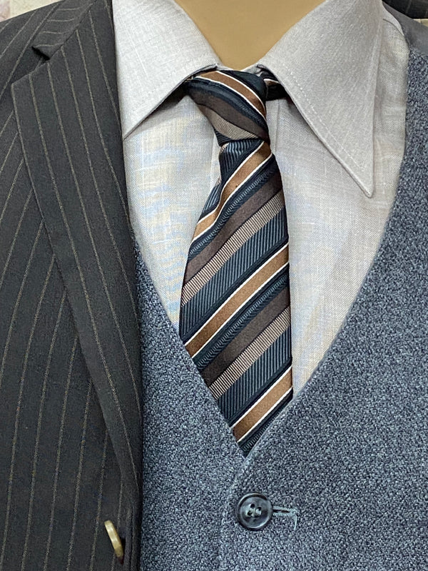 „Nahaufnahme Kragen, gestreifte Krawatte und Wollweste – klassischer Peaky-Blinders-Look.“