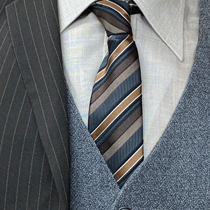 „Nahaufnahme Kragen, gestreifte Krawatte und Wollweste – klassischer Peaky-Blinders-Look.“