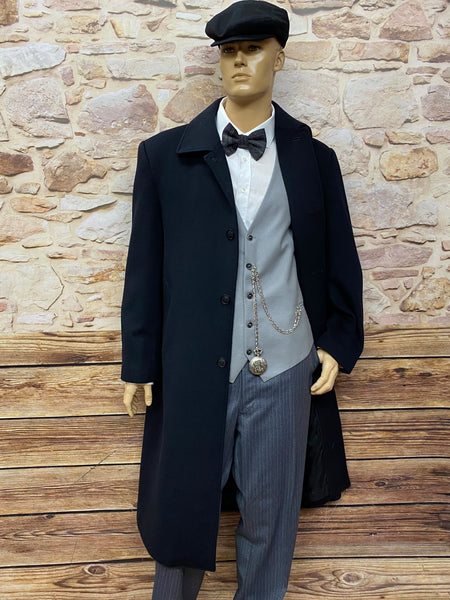„20er Jahre Kostüm in Größe 62 – Gesamtansicht mit schwarzem Mantel, grauer Weste, gestreifter Hose, weißem Hemd und Schiebermütze.“