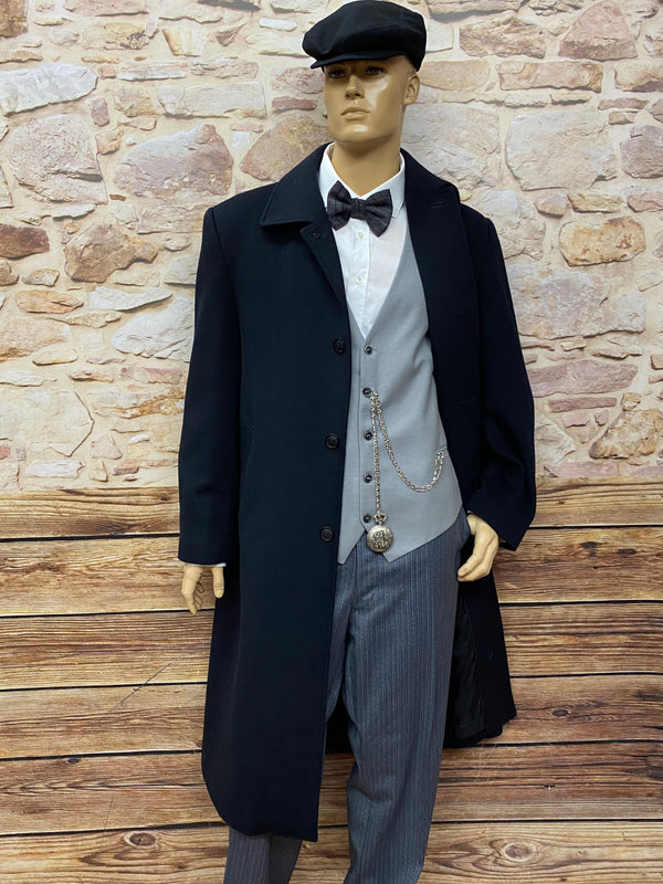 „20er Jahre Kostüm in Größe 62 – Gesamtansicht mit schwarzem Mantel, grauer Weste, gestreifter Hose, weißem Hemd und Schiebermütze.“