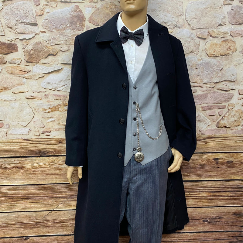 „20er Jahre Kostüm in Größe 62 – Gesamtansicht mit schwarzem Mantel, grauer Weste, gestreifter Hose, weißem Hemd und Schiebermütze.“