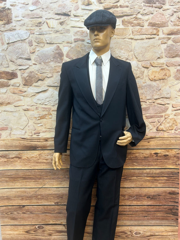 „Peaky Blinders Herren-Komplett-Outfit aus Schurwolle mit Weste, Hemd, Schiebermütze und Taschenuhr – Vintage Stil Größe 50/52“