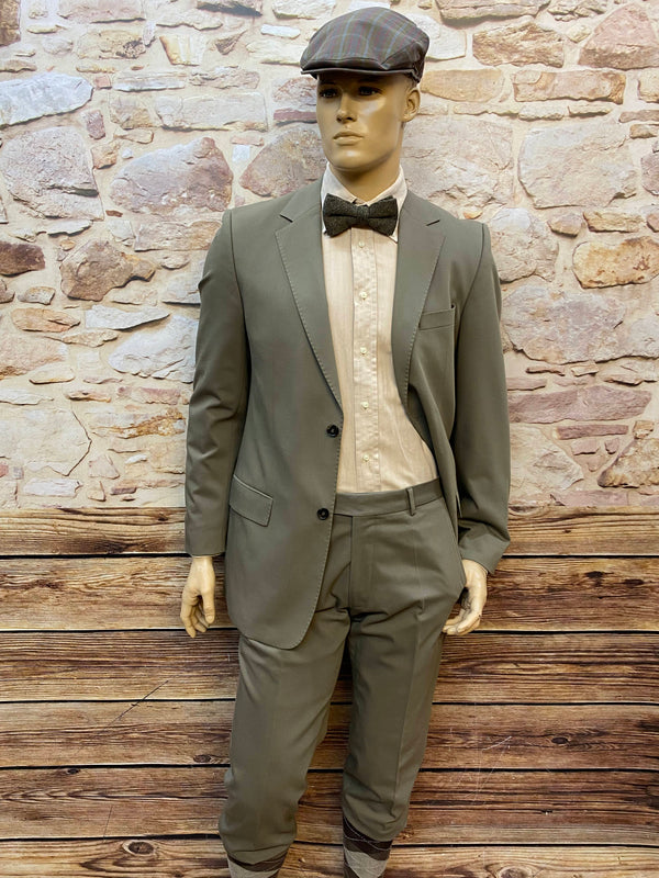 „Peaky Blinders Herrenoutfit in Olivgrün – Anzug, Hemd und Schiebermütze auf Schneiderpuppe“