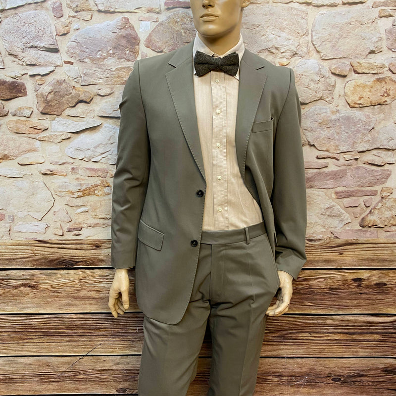 „Peaky Blinders Herrenoutfit in Olivgrün – Anzug, Hemd und Schiebermütze auf Schneiderpuppe“