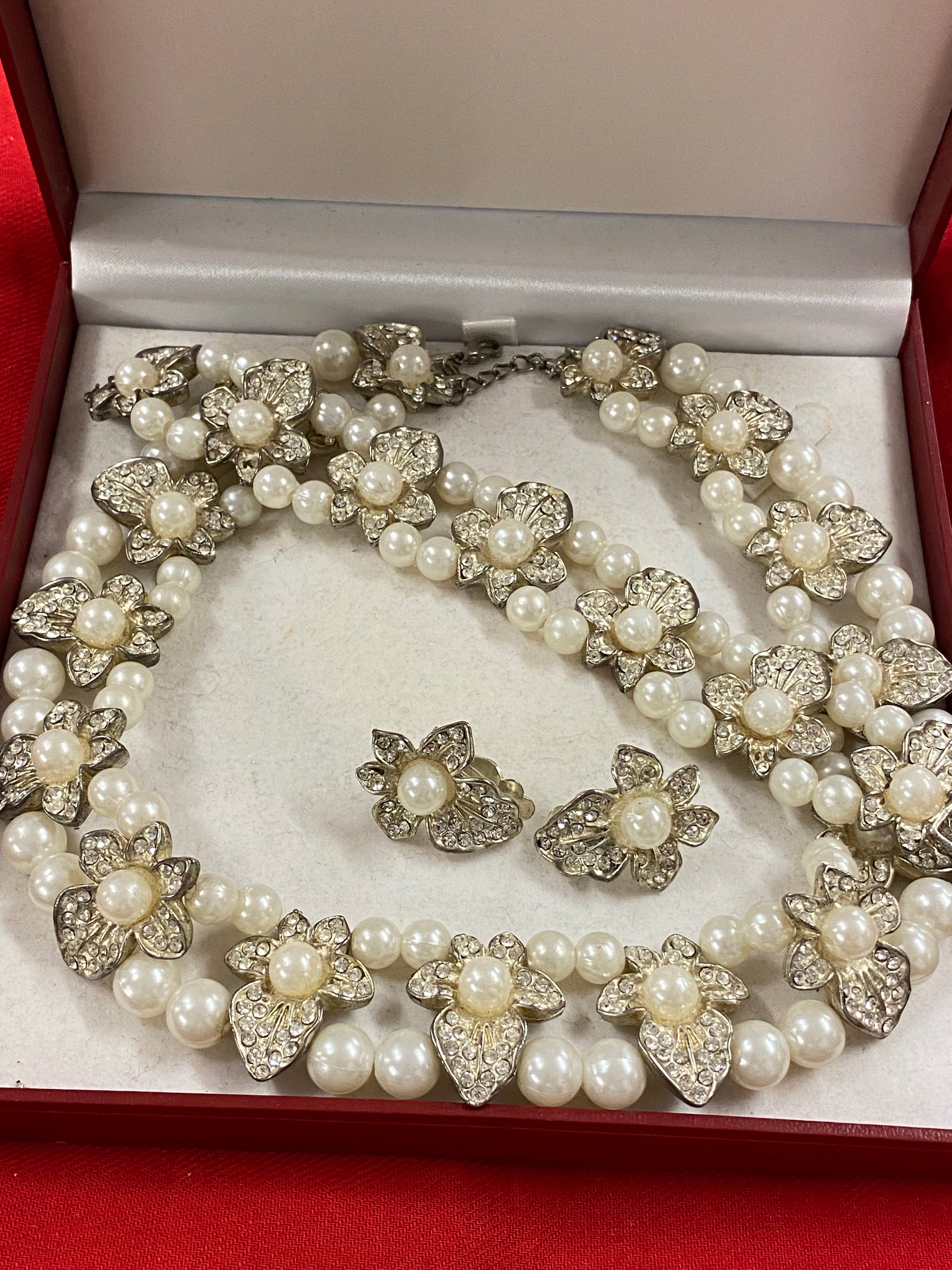 Ensemble aus Vintage Perlenkette, Armband und Ohrringen