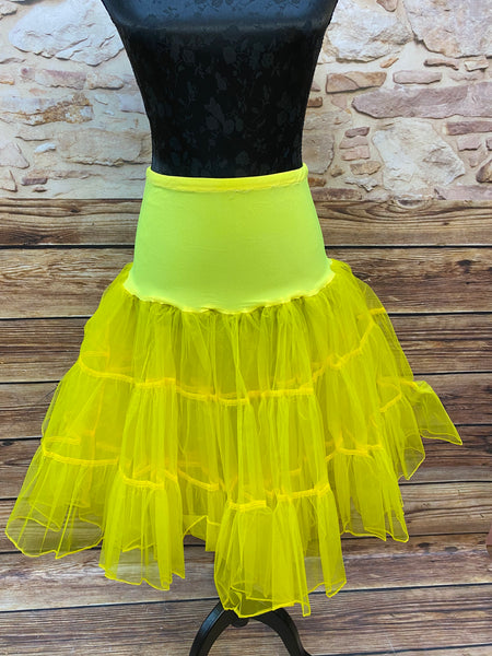 Leuchtend gelber Petticoat in Größe S, 58 cm lang, zweilagiger Tüll, 50er-Jahre Stil, sehr guter Zustand.