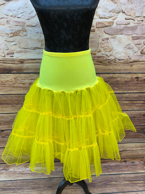 Leuchtend gelber Petticoat in Größe S, 58 cm lang, zweilagiger Tüll, 50er-Jahre Stil, sehr guter Zustand.