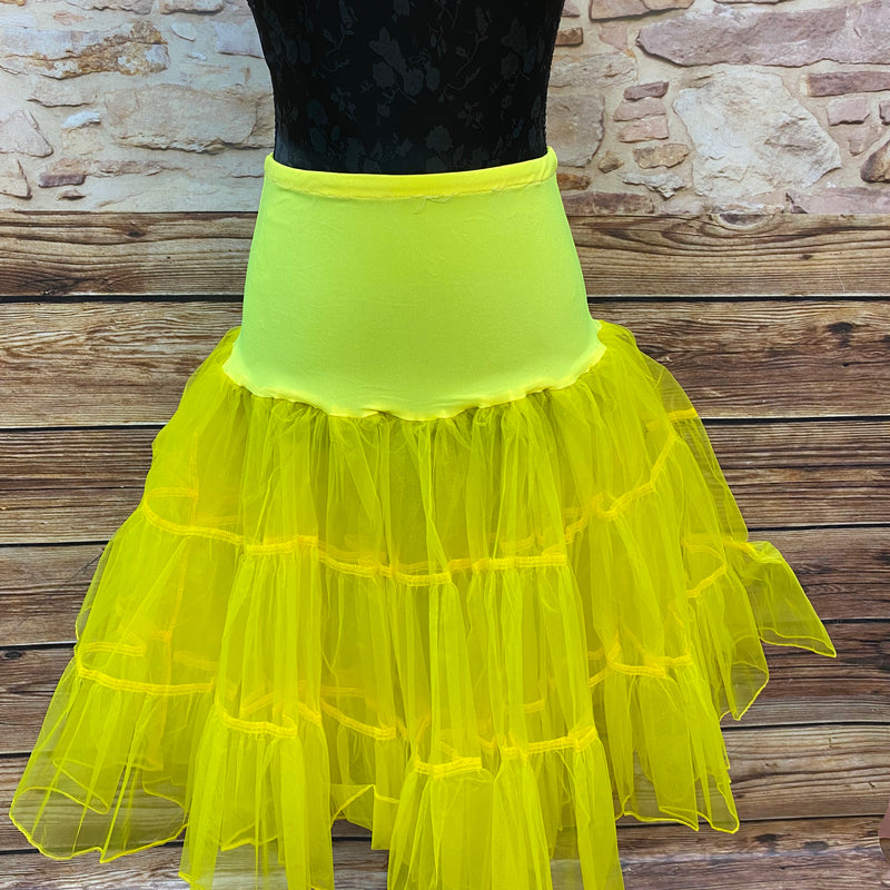 Leuchtend gelber Petticoat in Größe S, 58 cm lang, zweilagiger Tüll, 50er-Jahre Stil, sehr guter Zustand.