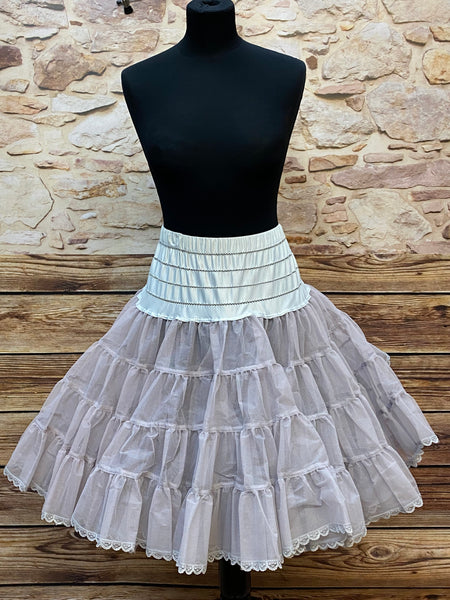 „Grauer, fülliger Vintage-Petticoat in Größe 38–42 auf Schneiderpuppe, tellerweit und zweilagig mit Spitzenkante.“