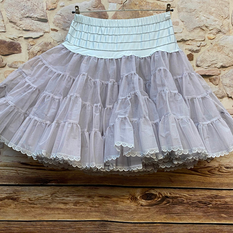 „Grauer Petticoat tellerweit von oben, hängend präsentiert, mit elastischem Bund und Spitzenabschluss.“