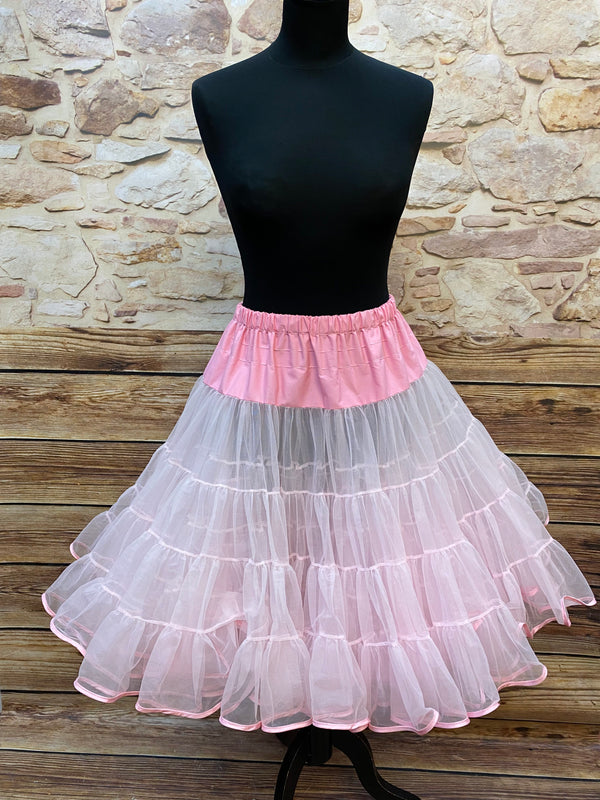 „Rosa-hellrosa Petticoat in Größe M auf Schneiderpuppe, dreilagig und sehr füllig, Länge 58 cm“