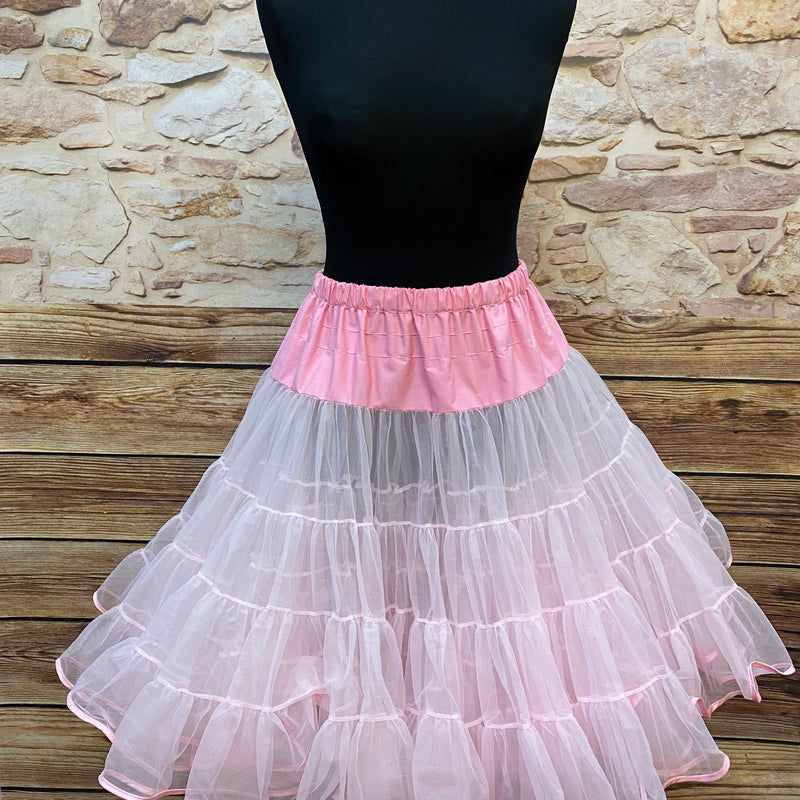 „Rosa-hellrosa Petticoat in Größe M auf Schneiderpuppe, dreilagig und sehr füllig, Länge 58 cm“