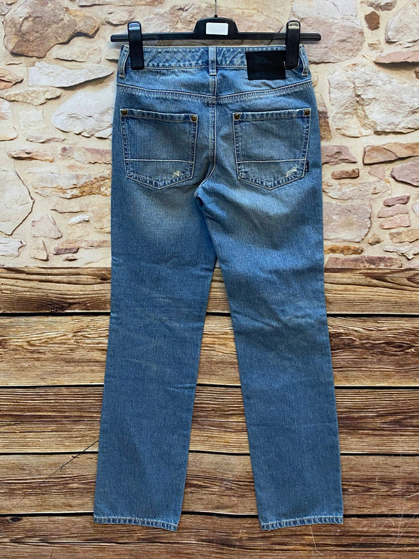 „Rückansicht der PLAY Y2K Jeans mit geradem Boyfriend Fit“