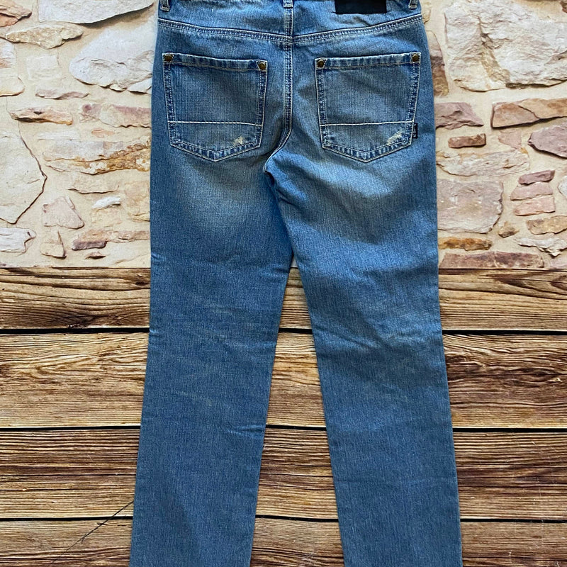 „Rückansicht der PLAY Y2K Jeans mit geradem Boyfriend Fit“