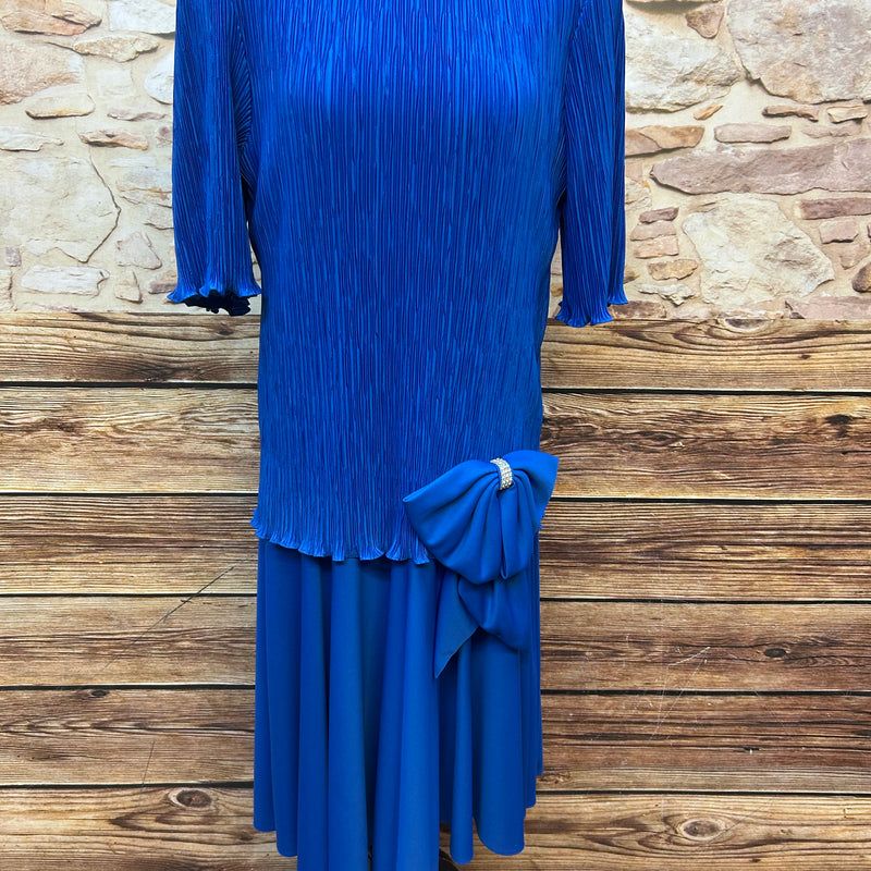 Blaues 80er-Jahre Vintage-Kleid Gr. 46 mit Plissee-Oberteil, tiefer Taille und großer Schleife mit Strass