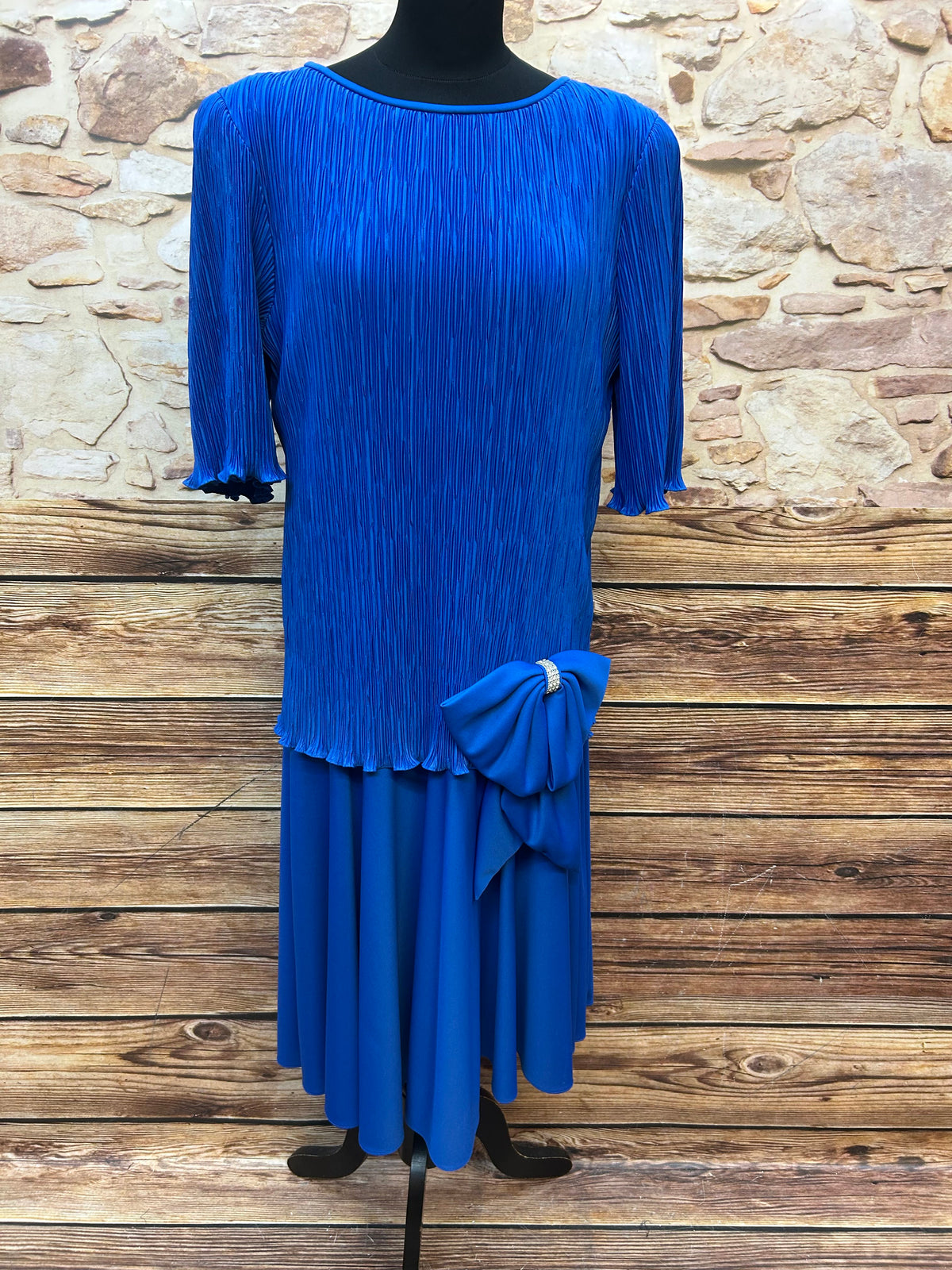 Blaues 80er-Jahre Vintage-Kleid Gr. 46 mit Plissee-Oberteil, tiefer Taille und großer Schleife mit Strass
