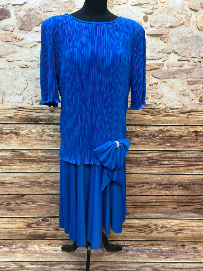 Blaues 80er-Jahre Vintage-Kleid Gr. 46 mit Plissee-Oberteil, tiefer Taille und großer Schleife mit Strass