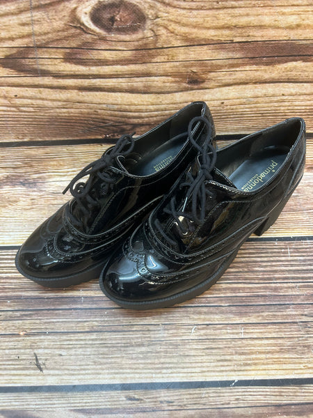 „Schwarze Lack-Plateauschuhe mit Brogue-Lochmuster von Primadonna Collection“