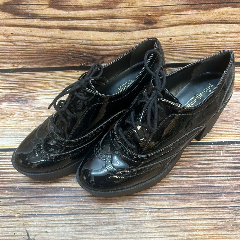 „Schwarze Lack-Plateauschuhe mit Brogue-Lochmuster von Primadonna Collection“