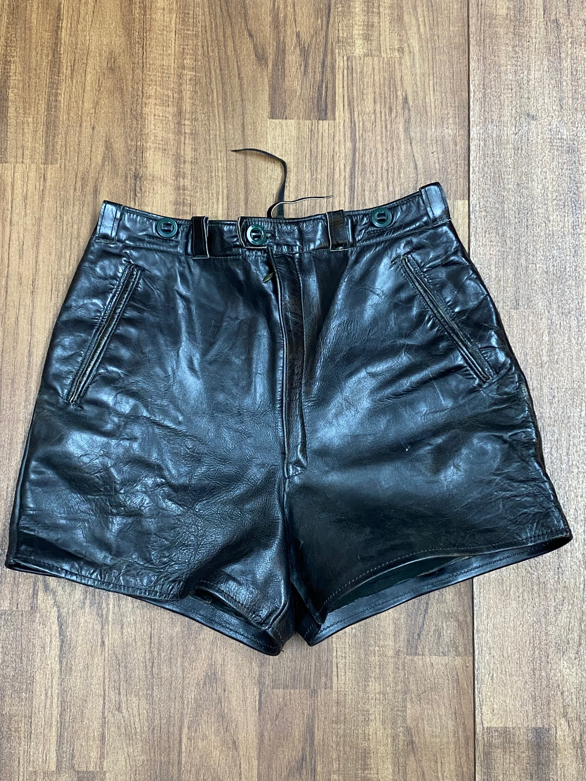 Kurze schwarze Vintage-Lederhose – Glattleder, Bundweite 75 cm, stabile Verarbeitung, made in Germany
