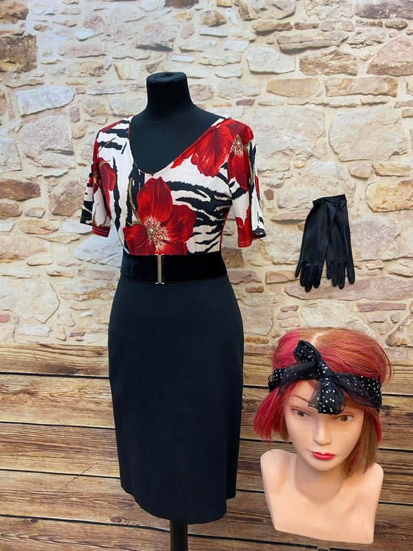 „Rockabilly Damen Outfit Größe 38 mit schwarzem Pencilrock, rotem Blumenoberteil, Samtgürtel, Bandana und Handschuhen“