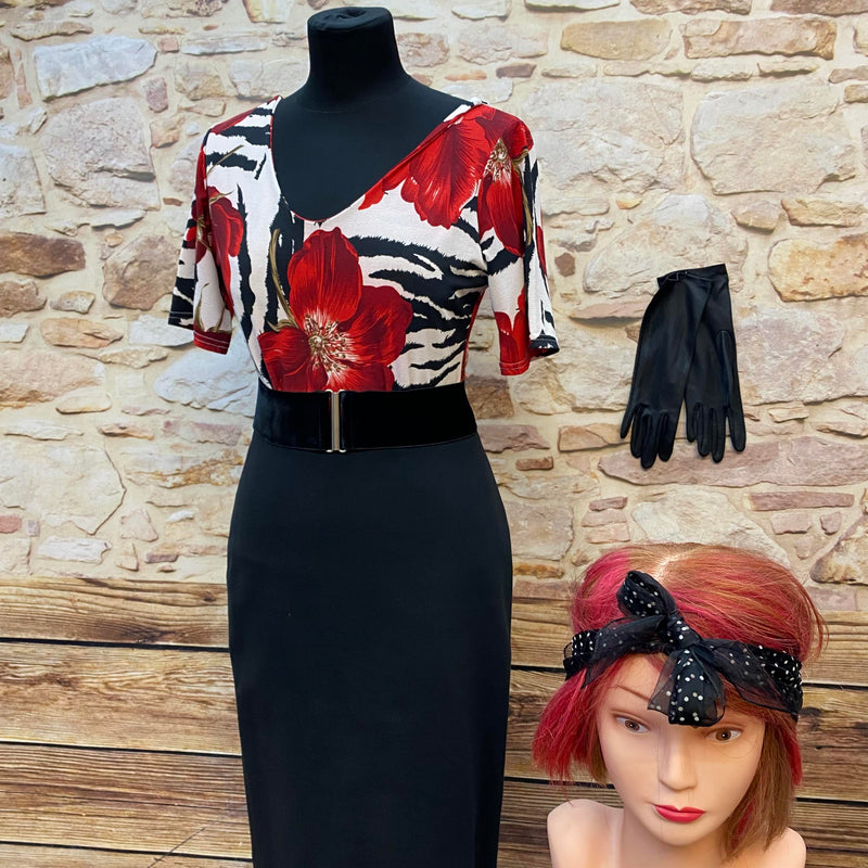 „Rockabilly Damen Outfit Größe 38 mit schwarzem Pencilrock, rotem Blumenoberteil, Samtgürtel, Bandana und Handschuhen“