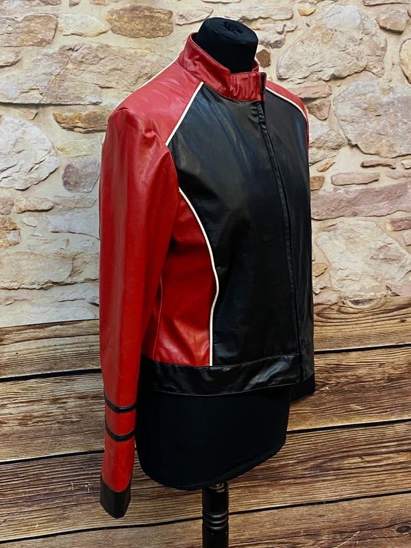 „Rockabilly Kunstlederjacke Damen schwarz rot Vorderansicht Reißverschluss“