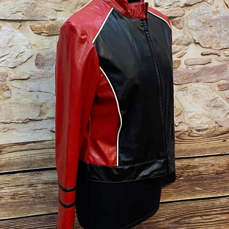 „Rockabilly Kunstlederjacke Damen schwarz rot Vorderansicht Reißverschluss“