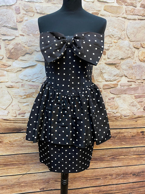 „Rockabilly Kleid schwarz weiß gepunktet in Größe 34 mit großer Schleife und figurbetontem Schnitt“