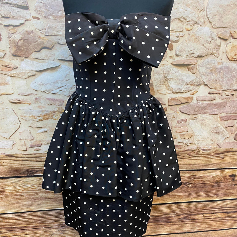 „Rockabilly Kleid schwarz weiß gepunktet in Größe 34 mit großer Schleife und figurbetontem Schnitt“