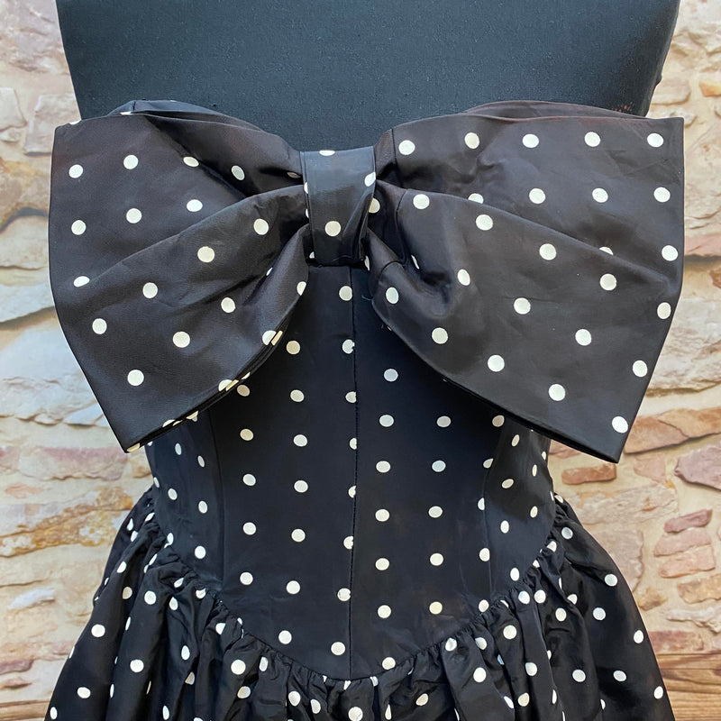 „Detailansicht vom schwarzen Polka Dot Bandeaukleid mit großer Schleife im Rockabilly Style“
