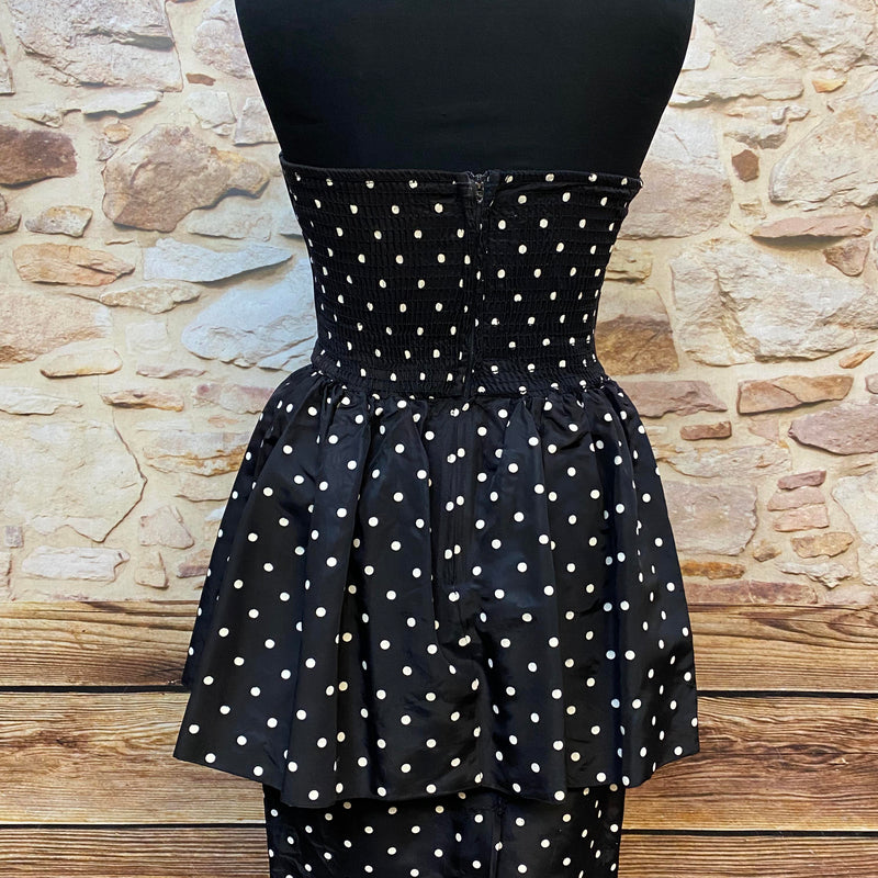 „Rückansicht vom Rockabilly Kleid schwarz weiß gepunktet mit elastischem Smok-Einsatz“