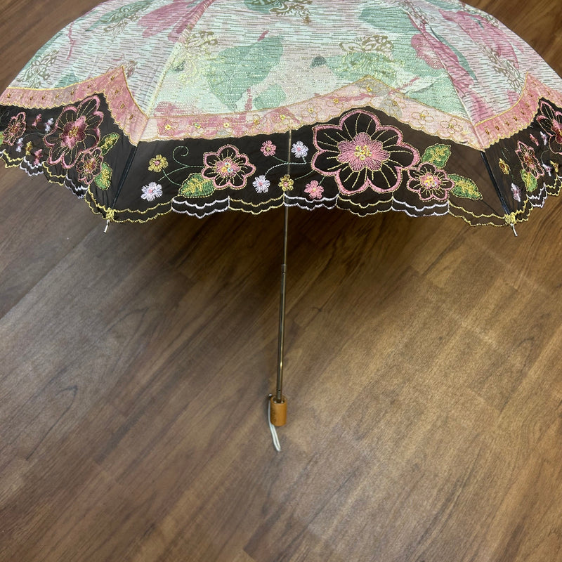 „Vintage Schirm mit Holzgriff und floraler Verzierung, 1990er Jahre Design“