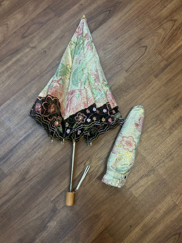 „Romantischer Vintage Taschenschirm 1990er mit floraler Stickerei und Spitze, zusammengefaltet“